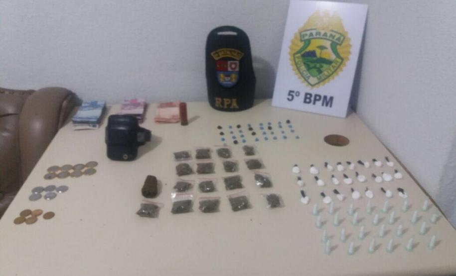 PM recupera veículo e apreende drogas, arma de fogo, simulacro e munições na região Norte do estado