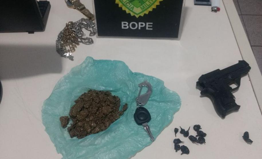 Abordagens do BOPE na RMC resultam na apreensão de veículo, drogas e simulacro; suspeitos são encaminhados