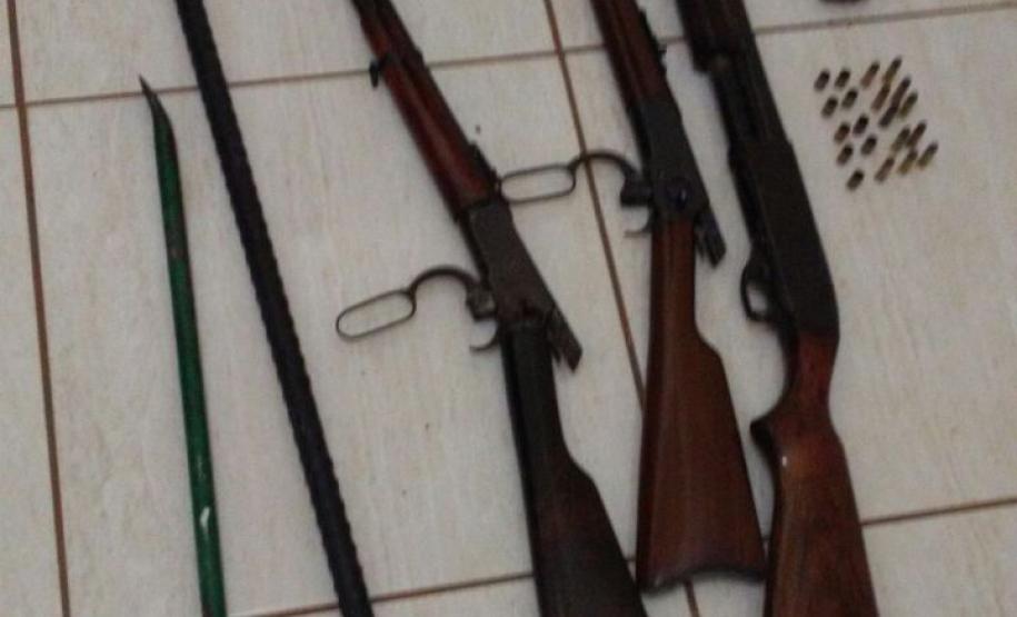 Armas de fogo, munições e drogas são apreendias pela PM em Tapira (PR) Armas de fogo, munições e drogas são apreendias pela PM em Tapira (PR)