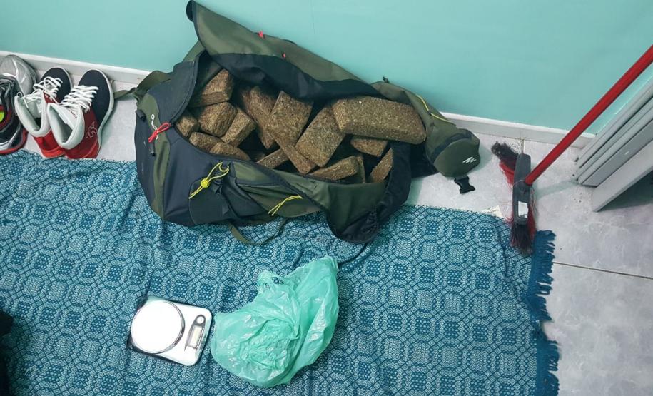 Quarteto é surpreendido pelo BOPE e quase 20 quilos de maconha são apreendidos no Sítio Cercado, em Curitiba Quarteto é surpreendido pelo BOPE e quase 20 quilos de maconha são apreendidos no Sítio Cercado, em Curitiba