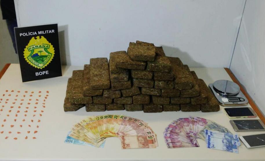 Quarteto é surpreendido pelo BOPE e quase 20 quilos de maconha são apreendidos no Sítio Cercado, em Curitiba Quarteto é surpreendido pelo BOPE e quase 20 quilos de maconha são apreendidos no Sítio Cercado, em Curitiba