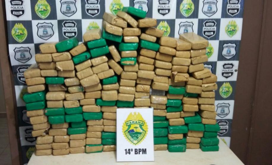 Militares estaduais abordam veículo em Foz do Iguaçu e apreendem mais de 130 quilos de maconha