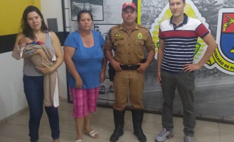 Recém-nascido é salvo por policiais militares durante rápida ação em Curitiba Recém-nascido é salvo por policiais militares durante rápida ação em Curitiba