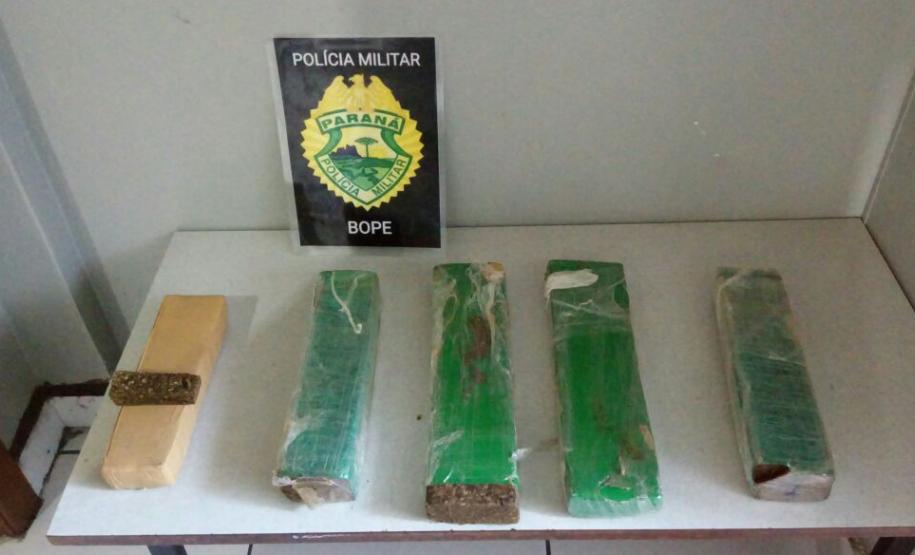 BOPE captura homens com Mandado de Prisão em aberto, apreende 5,1 quilos de maconha e recupera dinheiro BOPE captura homens com Mandado de Prisão em aberto, apreende 5,1 quilos de maconha e recupera dinheiro