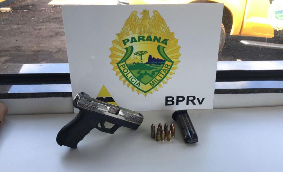 Trio com arma de fogo de uso restrito é abordado pela PM na PR 323, em Iporã