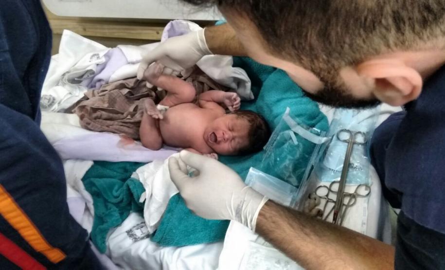 Bebê com menos de uma hora de vida é encontrado abandonado pela PM na Cidade Industrial de Curitiba Bebê com menos de uma hora de vida é encontrado abandonado pela PM na Cidade Industrial de Curitiba