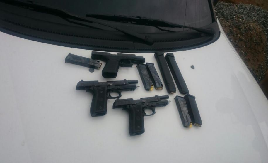 Pistolas de uso restrito e carros roubados são apreendidos pela PM em São José dos Pinhais, na RMC