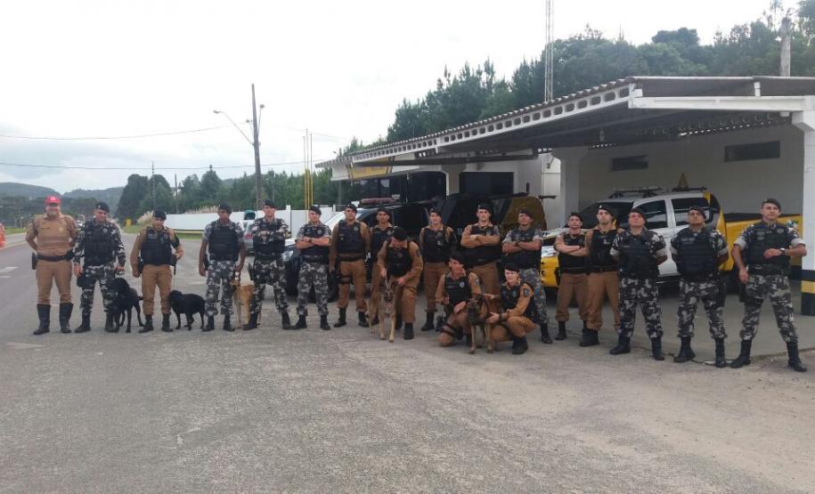 Militares estaduais passam por capacitação de adestramento e condução de cães farejadores com o BOPE Militares estaduais passam por capacitação de adestramento e condução de cães farejadores com o BOPE