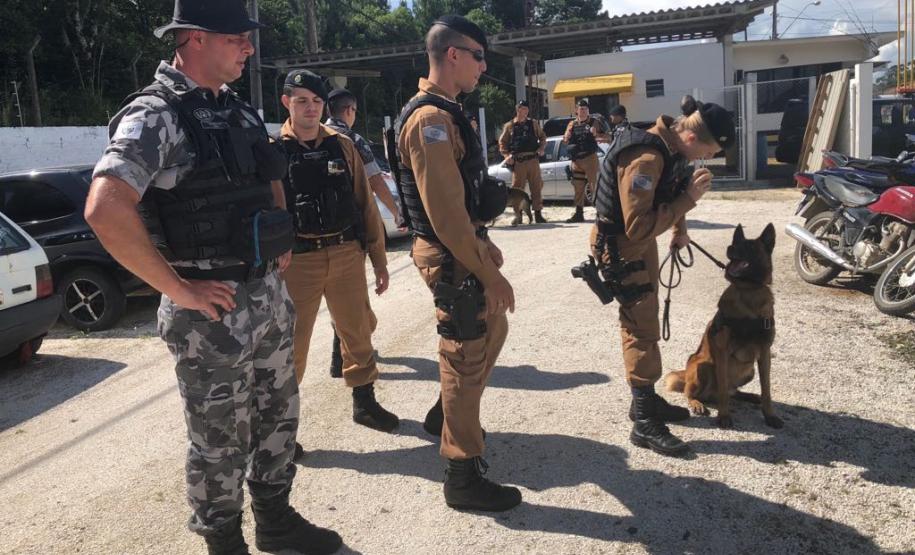 Militares estaduais passam por capacitação de adestramento e condução de cães farejadores com o BOPE Militares estaduais passam por capacitação de adestramento e condução de cães farejadores com o BOPE