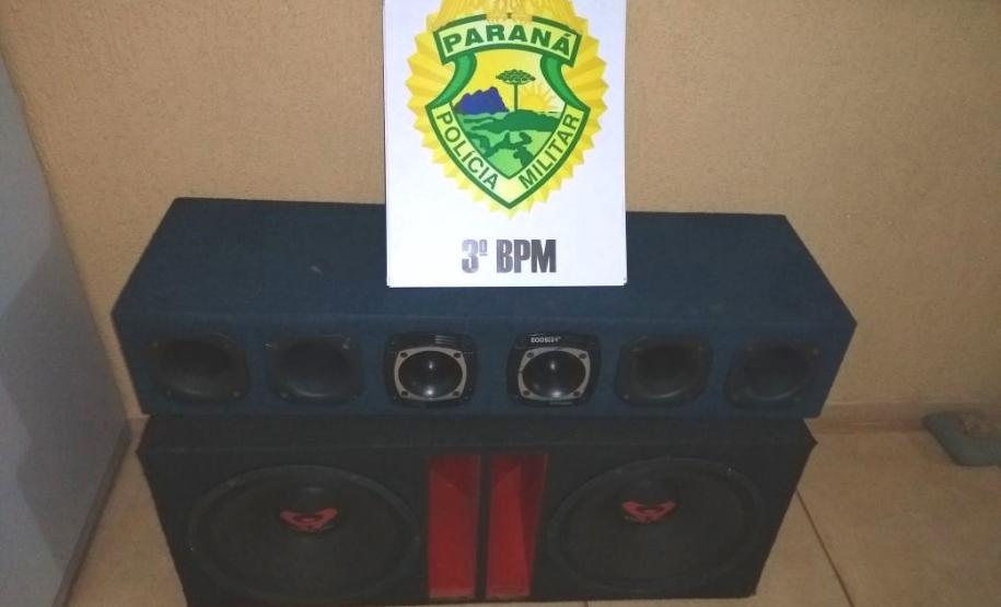 Condutor é encaminhado, som apreendido e veículo notificado pela PM por perturbação do sossego no Sudoeste do PR