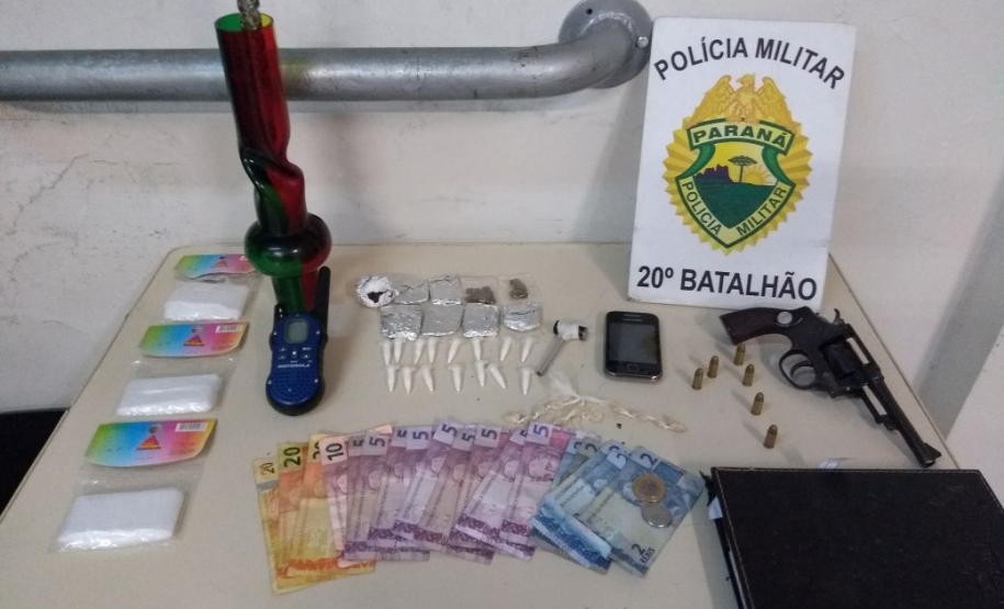 PM apreende arma de fogo e drogas com dupla no Santa Cândida, em Curitiba PM apreende arma de fogo e drogas com dupla no Santa Cândida, em Curitiba