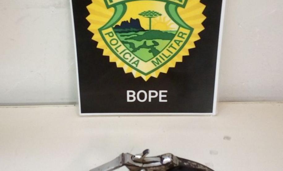 Foragidos da justiça são presos e revólver apreendido pelo BOPE durante ações na Capital e RMC Foragidos da justiça são presos e revólver apreendido pelo BOPE durante ações na Capital e RMC