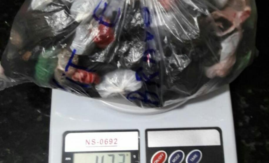 Adolescentes são flagrados pela PM com drogas, dinheiro e celulares em Ivaiporã (PR) Adolescentes são flagrados pela PM com drogas, dinheiro e celulares em Ivaiporã (PR)