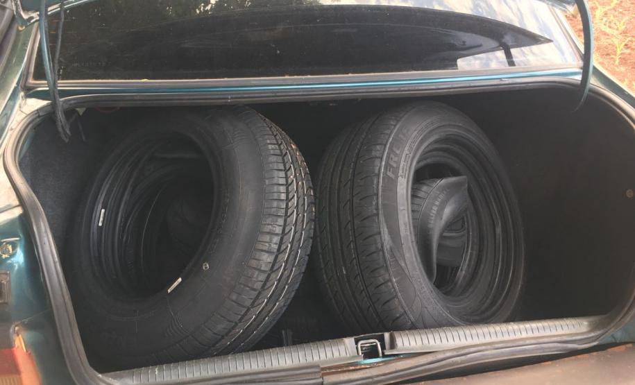 BPRv apreende pneus contrabandeados durante ação em Assis Chateaubriand (PR) BPRv apreende pneus contrabandeados durante ação em Assis Chateaubriand (PR)