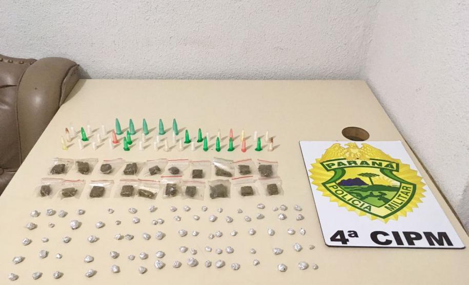 PM recebe denúncias e apreende drogas escondidas em campo de futebol na cidade de Londrina PM recebe denúncias e apreende drogas escondidas em campo de futebol na cidade de Londrina