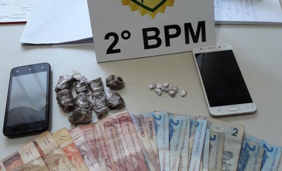 Polícia Militar cumpre mandado e apreende drogas, dinheiro e objetos em Cambará; quatro pessoas são encaminhadas Polícia Militar cumpre mandado e apreende drogas, dinheiro e objetos em Cambará; quatro pessoas são encaminhadas