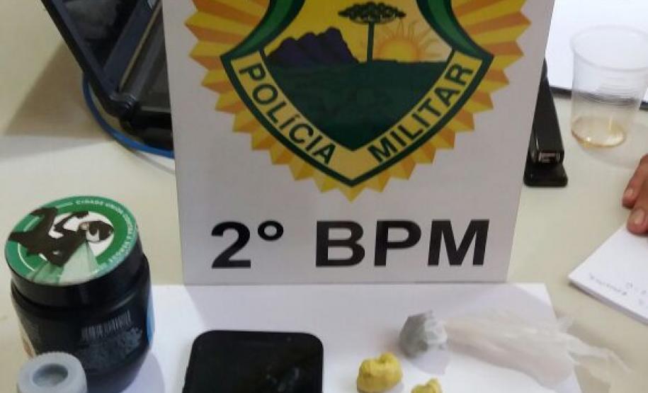 Polícia Militar cumpre mandado e apreende drogas, dinheiro e objetos em Cambará; quatro pessoas são encaminhadas Polícia Militar cumpre mandado e apreende drogas, dinheiro e objetos em Cambará; quatro pessoas são encaminhadas