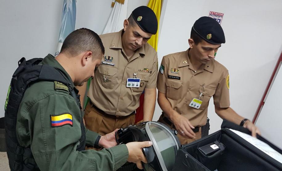 Policiais militares do Esquadrão Antibombas da PM conhecem estrutura e equipamentos da Polícia Nacional da Colômbia Policiais militares do Esquadrão Antibombas da PM conhecem estrutura e equipamentos da Polícia Nacional da Colômbia