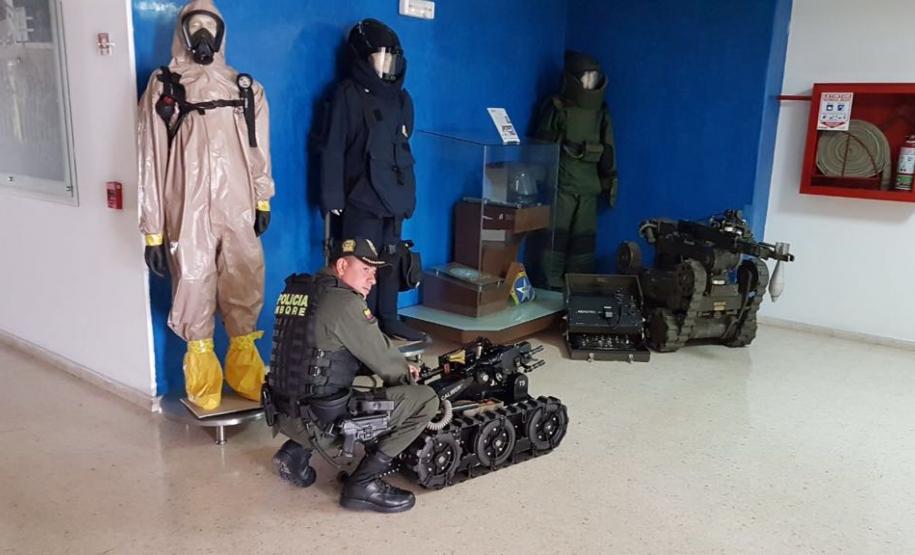 Policiais militares do Esquadrão Antibombas da PM conhecem estrutura e equipamentos da Polícia Nacional da Colômbia Policiais militares do Esquadrão Antibombas da PM conhecem estrutura e equipamentos da Polícia Nacional da Colômbia