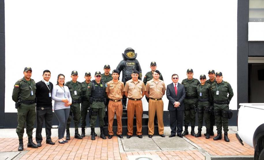 Policiais militares do Esquadrão Antibombas da PM conhecem estrutura e equipamentos da Polícia Nacional da Colômbia Policiais militares do Esquadrão Antibombas da PM conhecem estrutura e equipamentos da Polícia Nacional da Colômbia