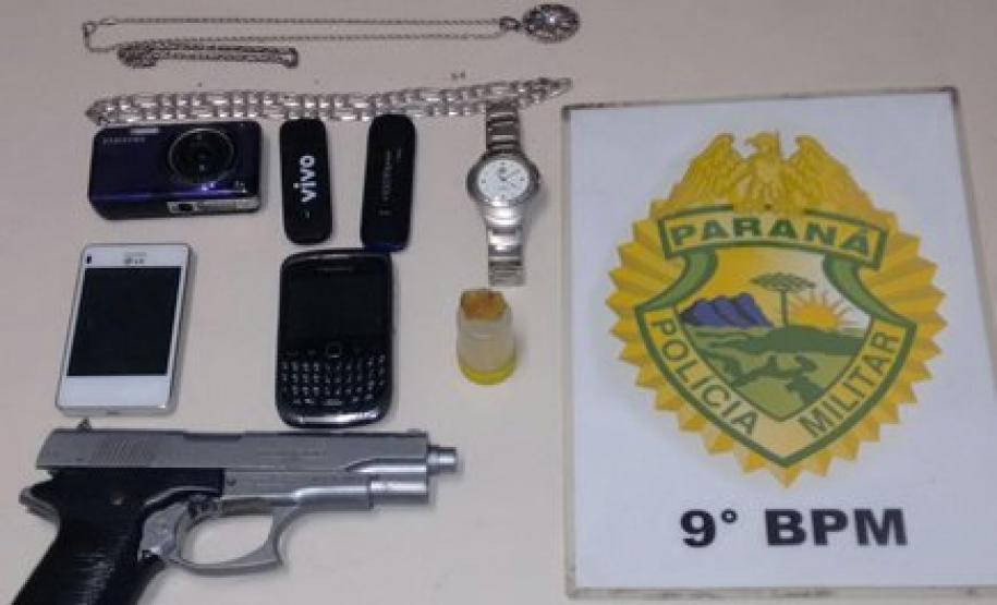 PM apreende drogas, simulacro, aparelhos eletrônicos e encaminha três pessoas no Litoral (PR) PM apreende drogas, simulacro, aparelhos eletrônicos e encaminha três pessoas no Litoral (PR)