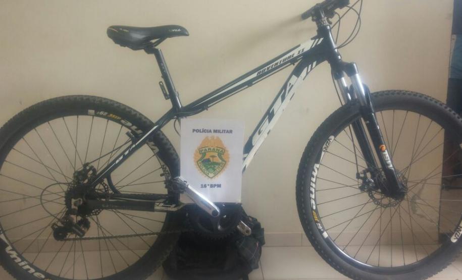 PM encaminha dois suspeitos à delegacia em Guarapuava (PR); armas, drogas e munições são apreendidas