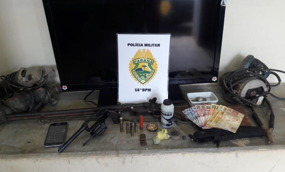 PM encaminha dois suspeitos à delegacia em Guarapuava (PR); armas, drogas e munições são apreendidas