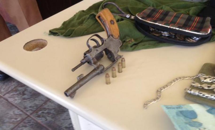 PM apreende arma e recupera objetos após roubo em Apucarana; quatro pessoas são encaminhadas PM apreende arma e recupera objetos após roubo em Apucarana; quatro pessoas são encaminhadas