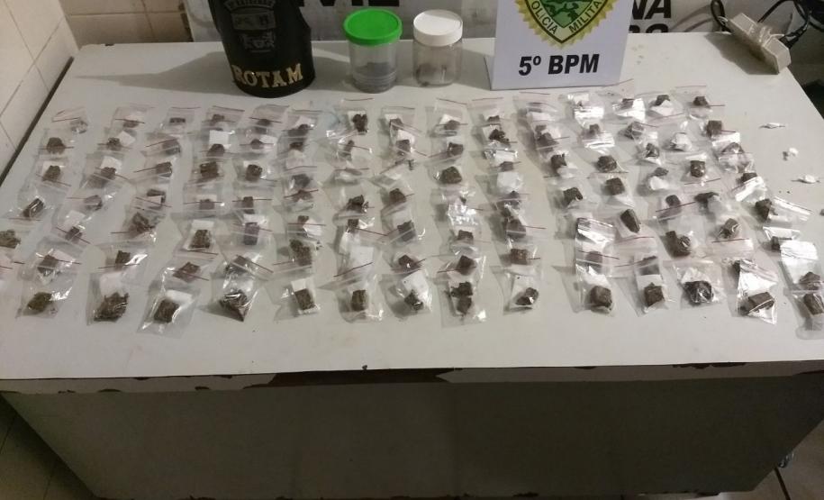 Policiais militares de Ibiporã encaminham cinco pessoas à delegacia e apreenderam maconha, crack, cocaína e dinheiro Policiais militares de Ibiporã encaminham cinco pessoas à delegacia e apreenderam maconha, crack, cocaína e dinheiro