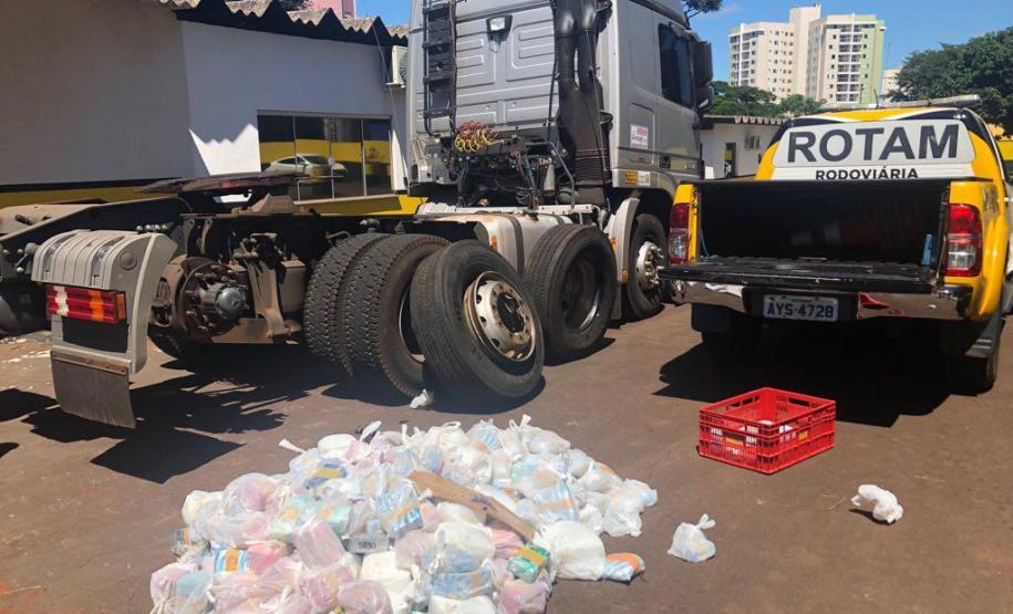 PM encontra objetos contrabandeados dentro de pneus automotivos em Cascavel (PR) PM encontra objetos contrabandeados dentro de pneus automotivos em Cascavel (PR)