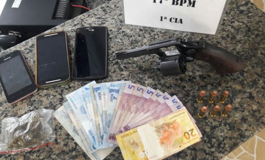 PM apreende revólver, maconha e aparelhos celulares em São José dos Pinhais, na RMC