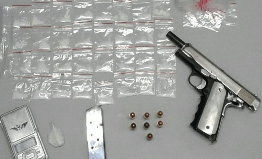 Polícia Militar apreende armas de fogo, drogas e objetos durante abordagens na RMC