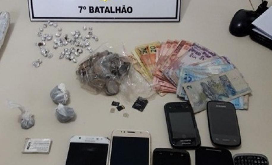 Durante o cumprimento de mandados em Cruzeiro do Oeste PM apreende dinheiro e drogas; trio é encaminhado