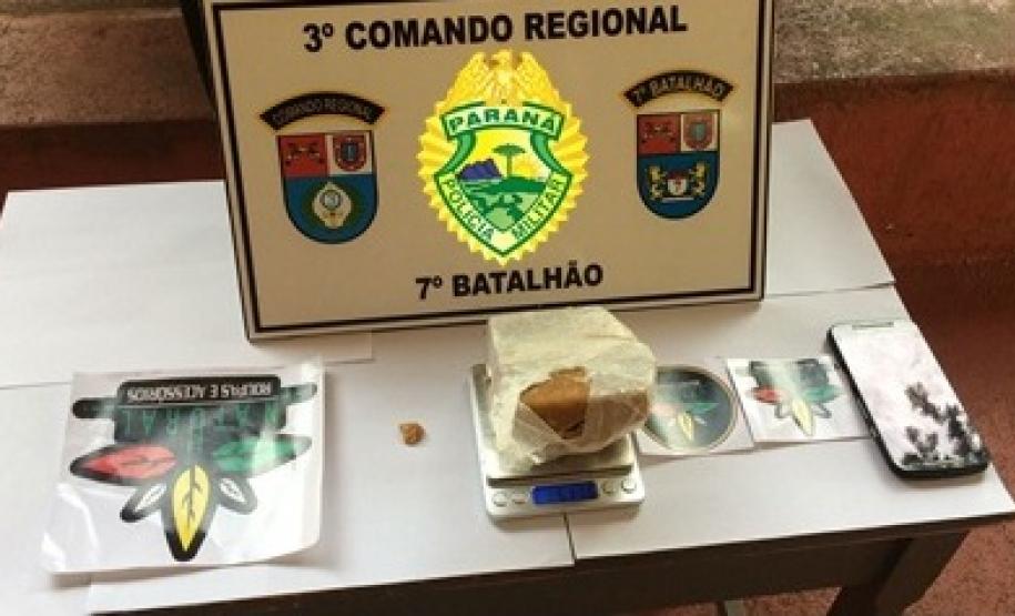 Durante o cumprimento de mandados em Cruzeiro do Oeste PM apreende dinheiro e drogas; trio é encaminhado