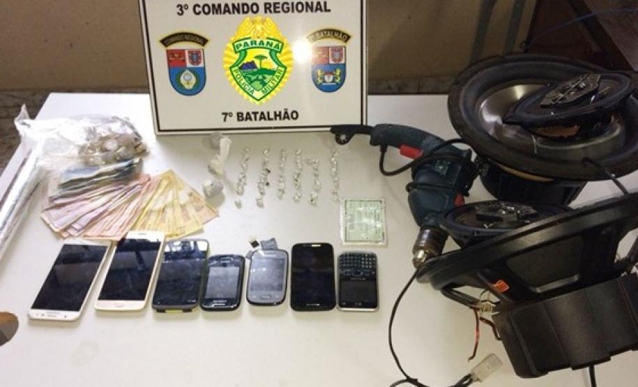 Durante o cumprimento de mandados em Cruzeiro do Oeste PM apreende dinheiro e drogas; trio é encaminhado