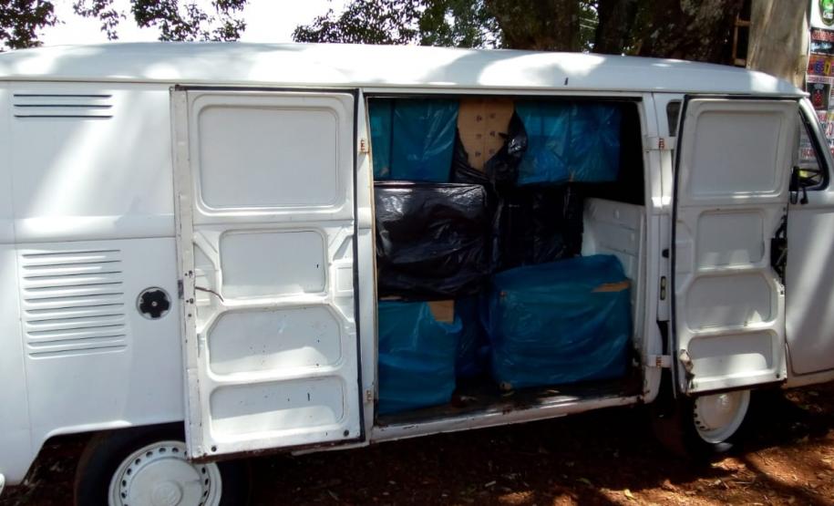 Carga de cigarros contrabandeados avaliada em R$ 300 mil e veículos são apreendidos pela PM em Ivaiporã