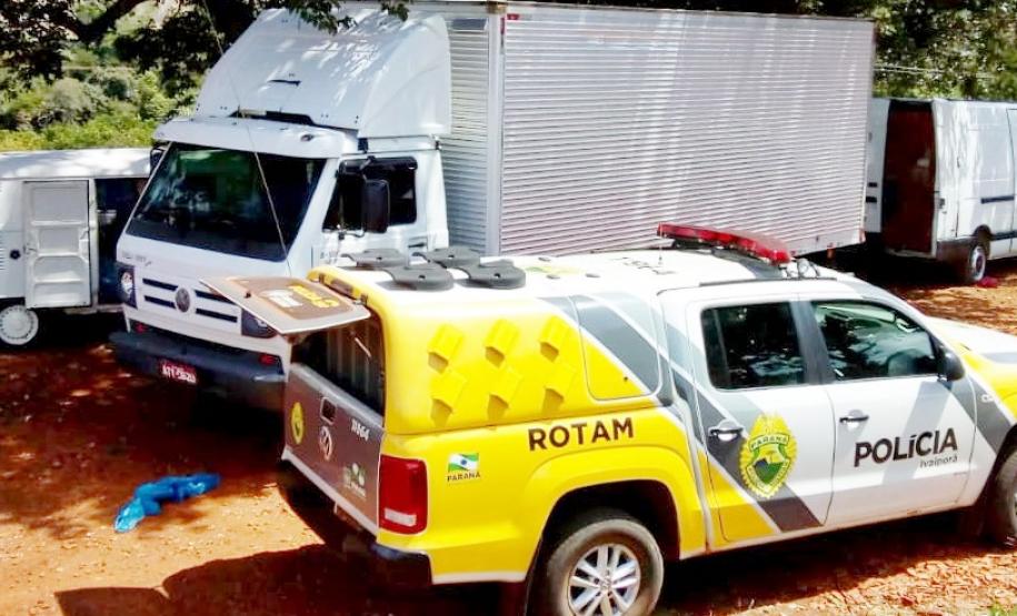 Carga de cigarros contrabandeados avaliada em R$ 300 mil e veículos são apreendidos pela PM em Ivaiporã