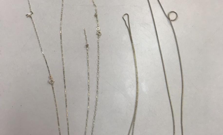 PM apreende suspeito de roubar pedestres na Praça Rui Barbosa em Curitiba (PR) PM apreende suspeito de roubar pedestres na Praça Rui Barbosa em Curitiba (PR)