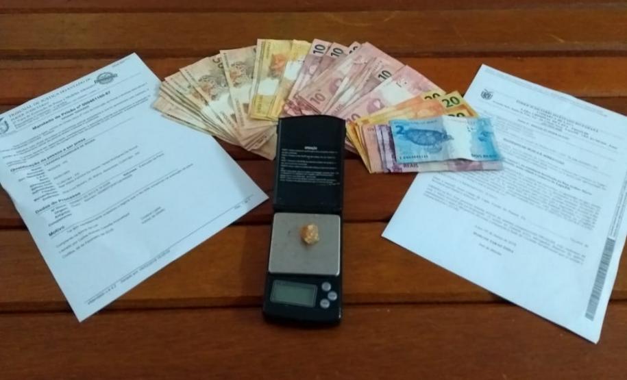 Policiais militares apreendem drogas, dinheiro, veículo e simulacro durante cumprimento de mandados na Lapa (PR)