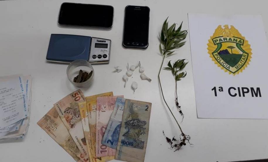 Policiais militares apreendem drogas, dinheiro, veículo e simulacro durante cumprimento de mandados na Lapa (PR)