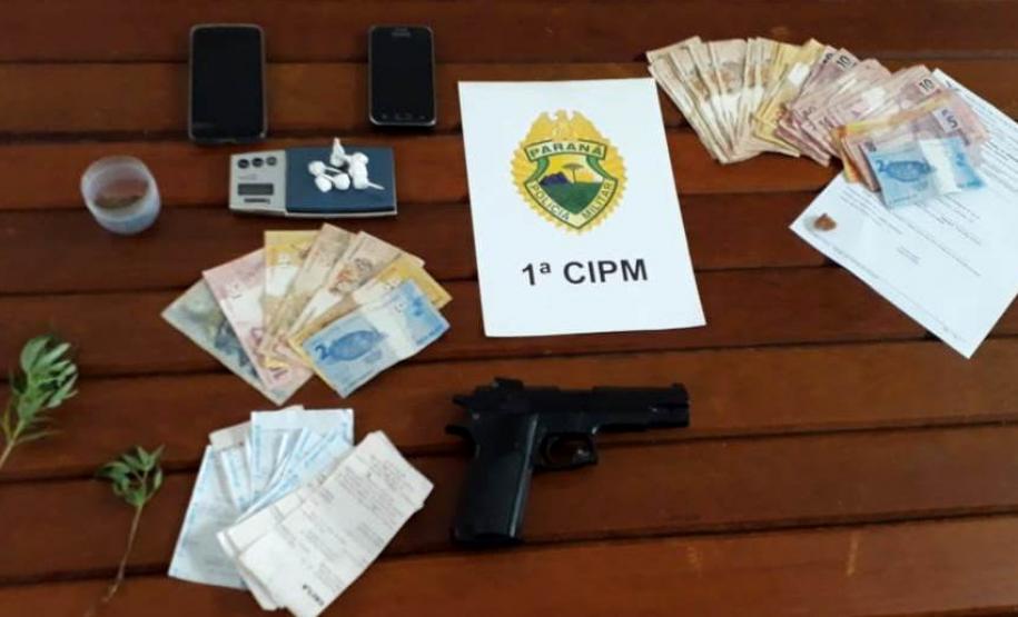 Policiais militares apreendem drogas, dinheiro, veículo e simulacro durante cumprimento de mandados na Lapa (PR)
