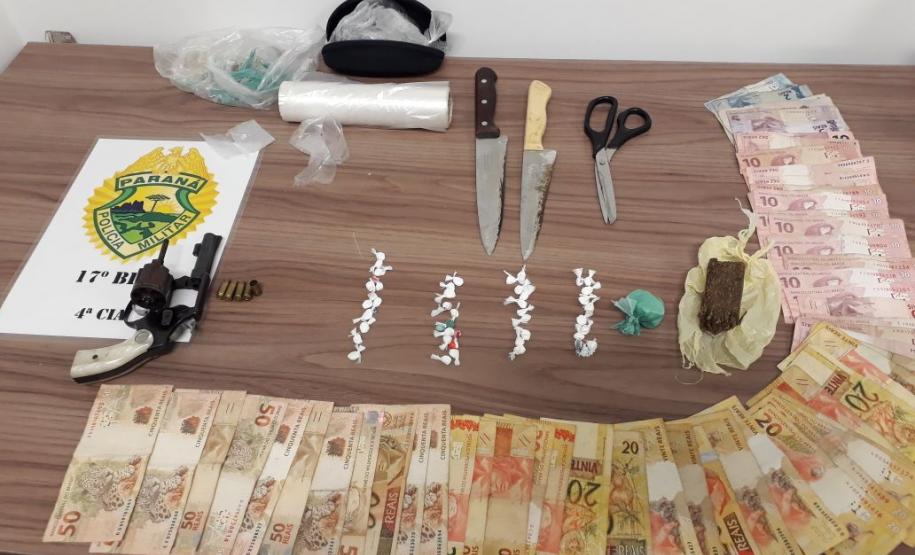 Durante ações distintas na Região Metropolitana de Curitiba, PM apreende drogas, dinheiro, armas de fogo, carregadores e demais objetos Durante ações distintas na Região Metropolitana de Curitiba, PM apreende drogas, dinheiro, armas de fogo, carregadores e demais objetos