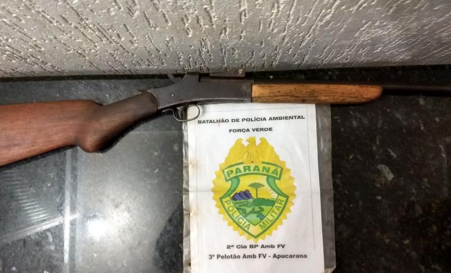 Homem com arma de fogo é encaminhado pela PM à delegacia em São João do Ivaí (PR)