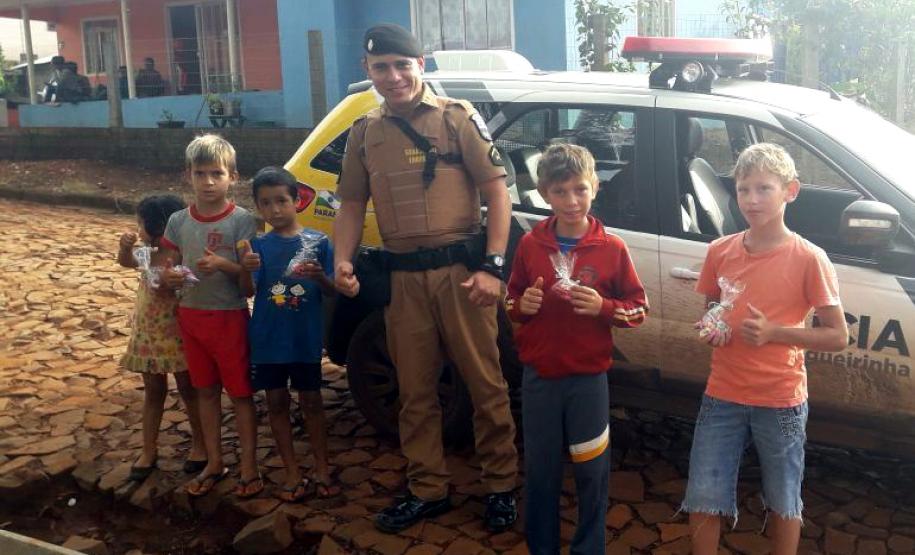 Crianças de Mangueirinha (PR) recebem chocolates arrecadados por policiais militares