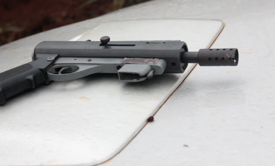 Submetralhadora e carro roubado são apreendidos pela PM em Campo Mourão (PR)