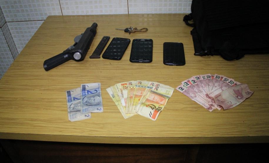 Submetralhadora e carro roubado são apreendidos pela PM em Campo Mourão (PR)