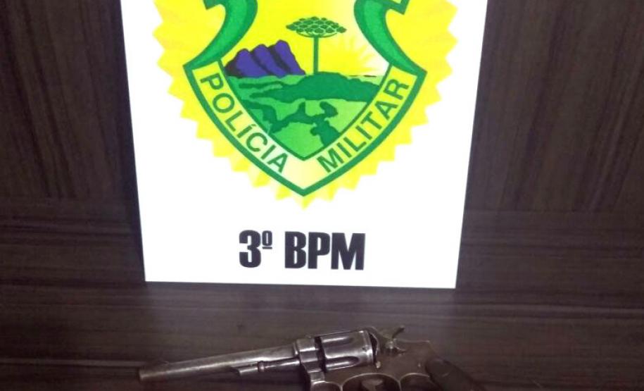 Na cidade de Palmas (PR), militares estaduais apreendem revólver e sacos de pinhão; suspeitos são encaminhados