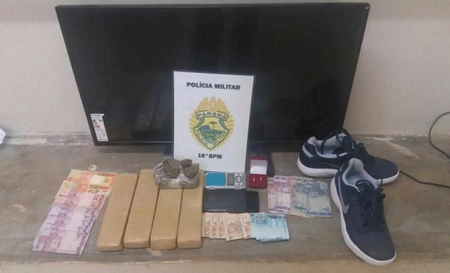 Droga, dinheiro, objetos e veículo são apreendidos pela Polícia Militar em Guarapuava