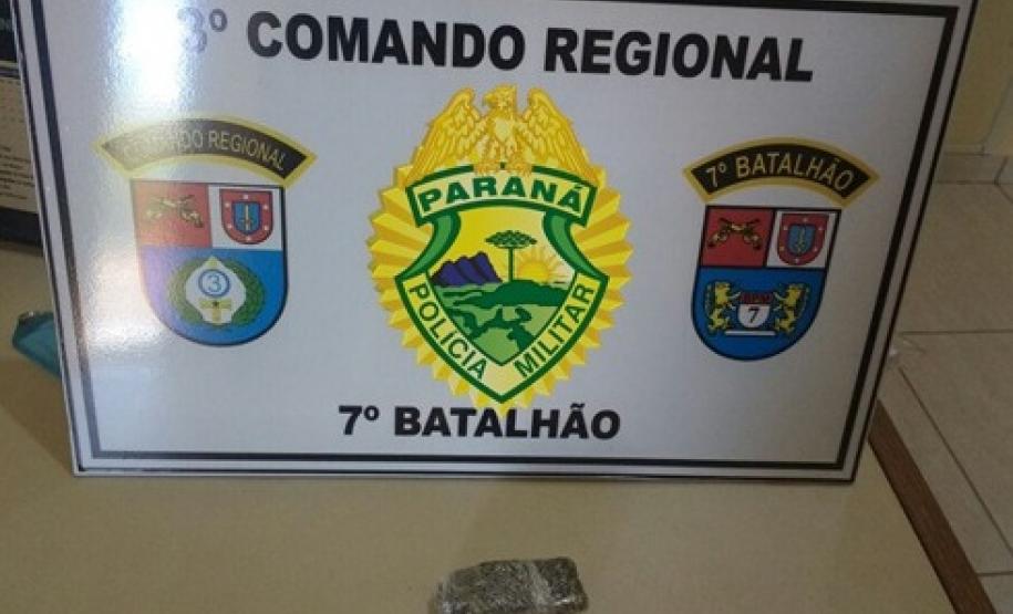 Adolescente e foragido da justiça são encaminhados e maconha é apreendida pela PM em Tapira (PR)