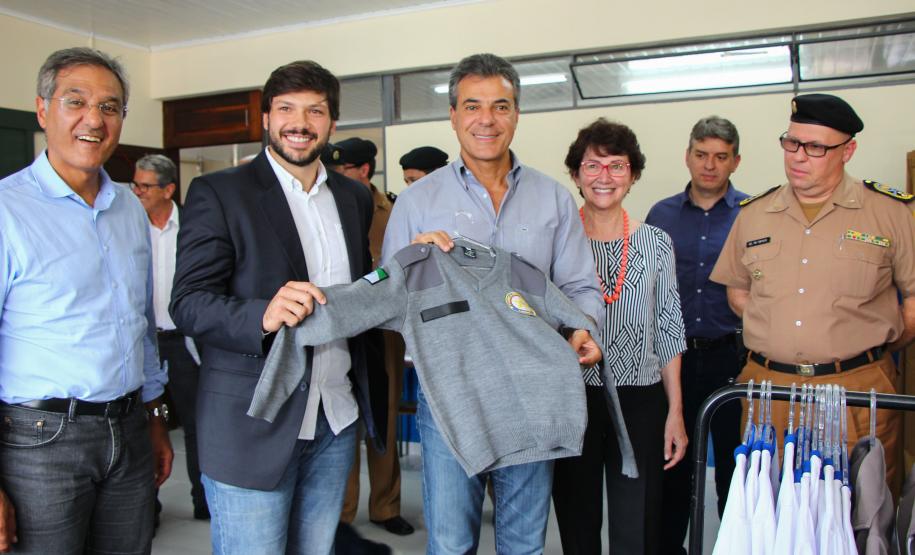Da esquerda para direita José Richa Filho Secretário de Infraestrutura e LogísticaDeputado Estadual Tiago AmaralGovernador Beto Richa Professora Ana Seres Trento Comin Secretária de Estado da Educação e o Comandante Geral da Polícia Militar Coronel QOPM Mauricio Tortato